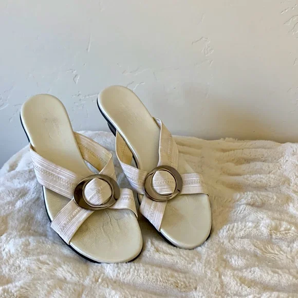 Munro Sandals. Size 8. White elastic upper. 1 1/2” Heel. Super comfortab… - Picture 2 of 8